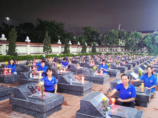 Tuổi trẻ phường Sơn Nam tổ chức chương trình "Thắp nến tri ân" nhân kỷ niệm 79 năm Ngày Thương binh - Liệt sĩ