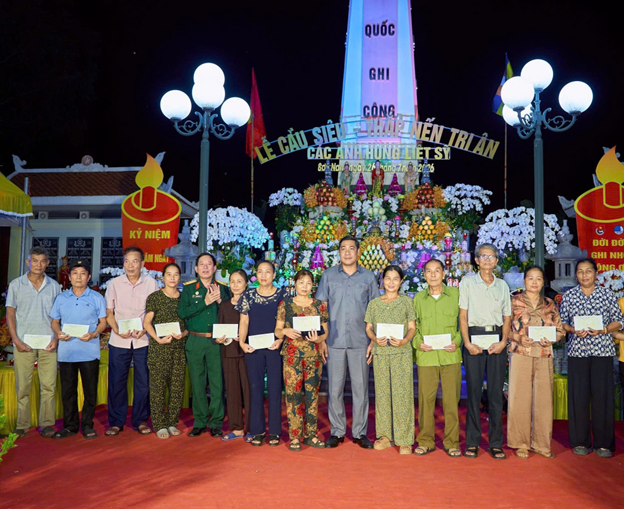Phường Sơn Nam tổ chức Lễ cầu siêu và thắp nến tri ân các anh hùng liệt sĩ nhân kỷ niệm 79 năm Ngày Thương binh - Liệt sĩ