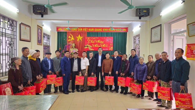 Các đồng chí lãnh đạo phường Sơn Nam thăm, tặng quà người có công, gia đình chính sách nhân dịp Tết Nguyên đán Bính Ngọ năm 2026