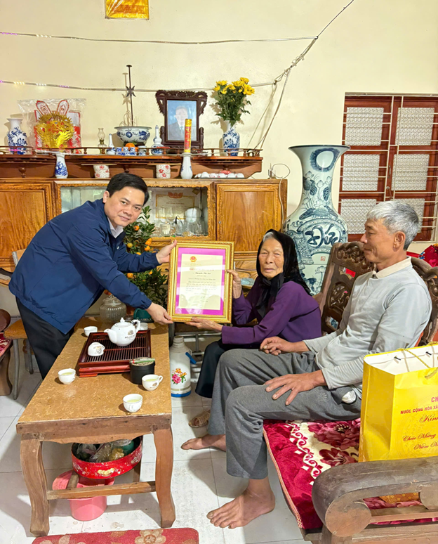 Đồng chí Nguyễn Minh Ngân – Phó Bí thư Thường trực Đảng ủy phường Sơn Nam thăm, tặng quà người cao tuổi trên địa bàn nhân dịp Tết nguyên đán Bính Ngọ 2026