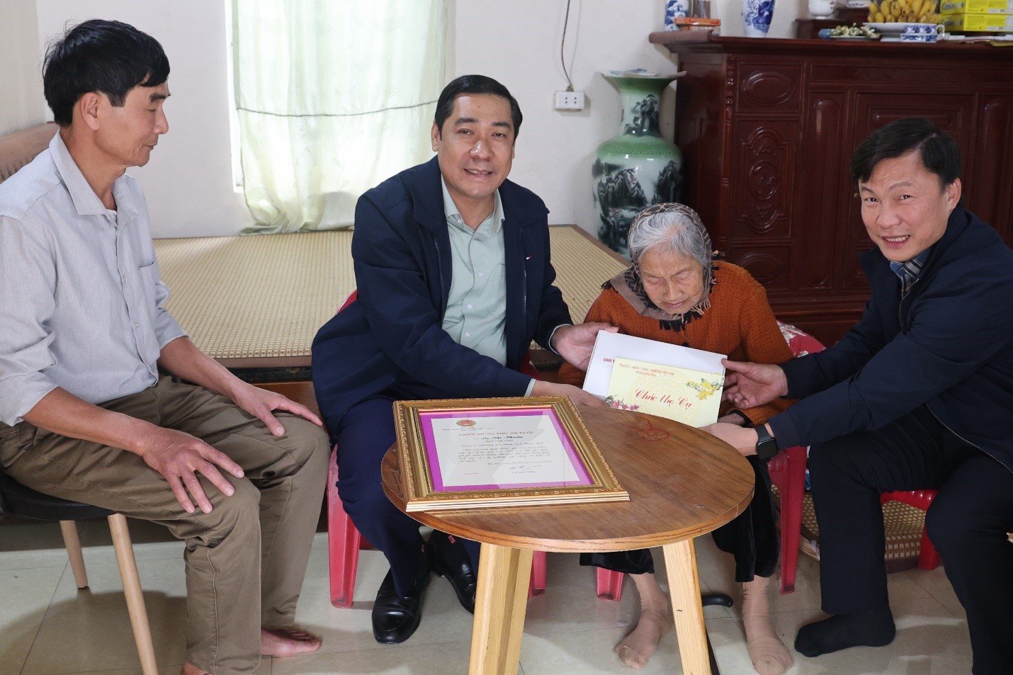 Đồng chí Lương Công Chanh thăm, tặng quà người cao tuổi trên địa bàn phường nhân dịp đầu xuân