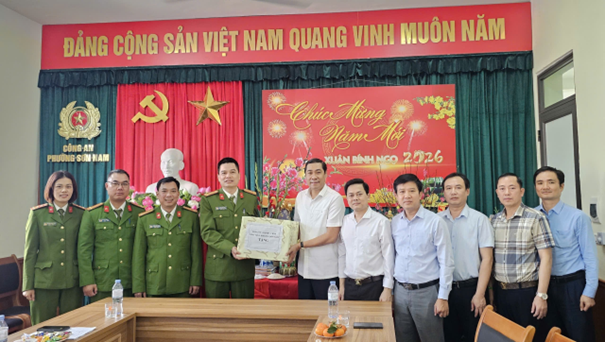 Lãnh đạo phường Sơn Nam thăm, chúc Tết các đơn vị trực sẵn sàng chiến đấu và thực hiện nhiệm vụ xuyên Tết
