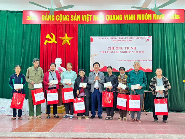 Các đồng chí lãnh đạo phường Sơn Nam tổ chức thăm, tặng quà các hộ nghèo, hộ cận nghèo, trẻ em có hoàn cảnh khó khăn nhân dịp Tết nguyên đán Bính Ngọ 2026