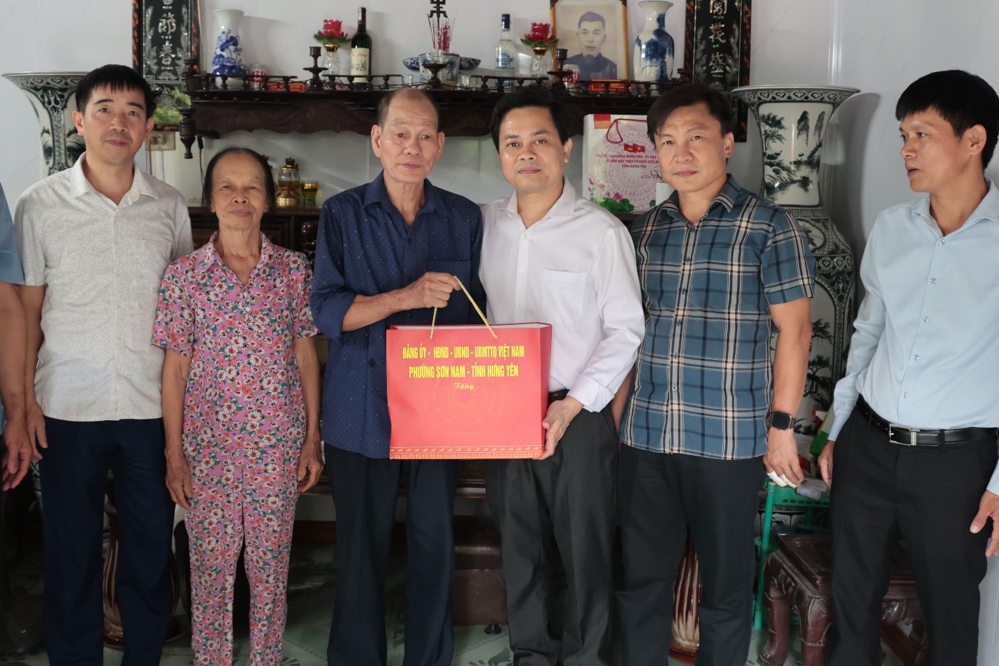 Đồng chí Nguyễn Minh Ngân, Phó Bí thư Thường trực Đảng ủy phường Sơn Nam thăm, tặng quà gia đình chính sách, người có công nhân kỷ niệm 79 năm Ngày Thương binh - Liệt sĩ