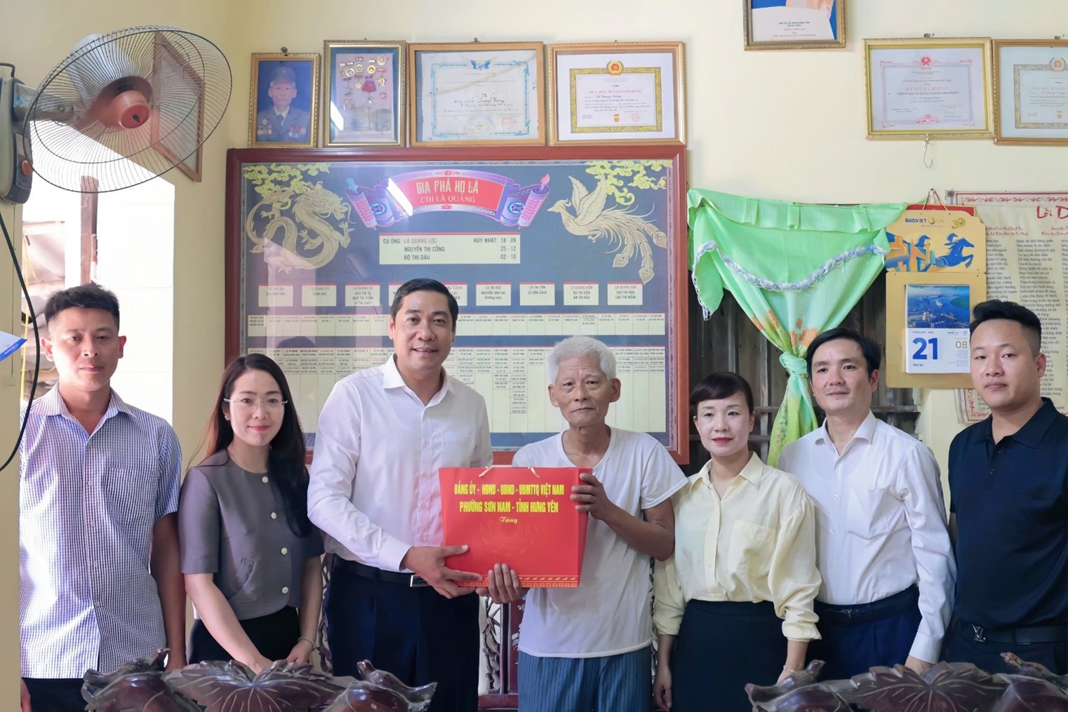 Đồng chí Lương Công Chanh, Bí thư Đảng ủy, Chủ tịch HĐND phường Sơn Nam thăm, tặng quà gia đình chính sách, người có công nhân kỷ niệm 79 năm Ngày Thương binh - Liệt sĩ