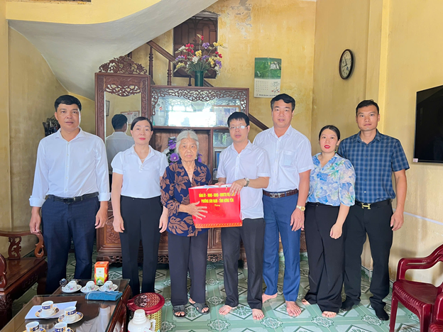 Các đồng chí lãnh đạo phường Sơn Nam thăm, tặng quà gia đình chính sách, người có công nhân kỷ niệm 79 năm Ngày Thương binh - Liệt sĩ