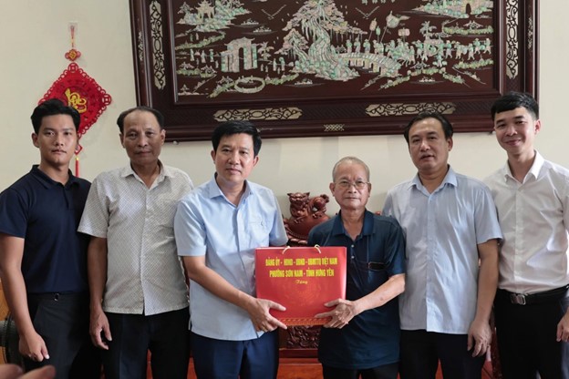Đồng chí Dương Công Nhiệm, Phó Bí thư Đảng ủy, Chủ tịch Ủy ban nhân dân phường Sơn Nam thăm, tặng quà gia đình chính sách, người có công nhân dịp kỷ niệm 79 năm Ngày Thương binh - Liệt sĩ