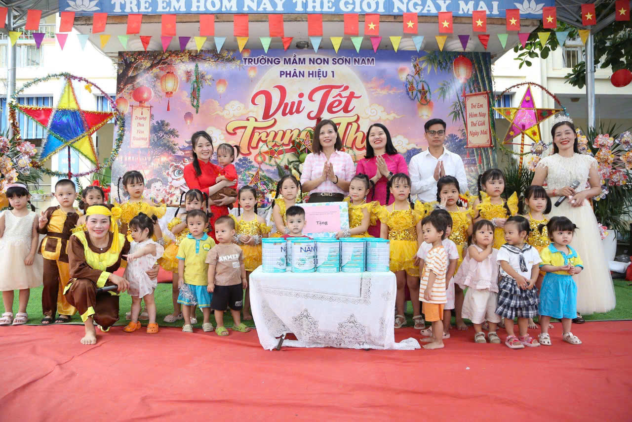 Lãnh đạo phường Sơn Nam thăm, động viên, tặng quà thiếu nhi tại các trường Mầm non nhân dịp Tết Trung thu năm 2026