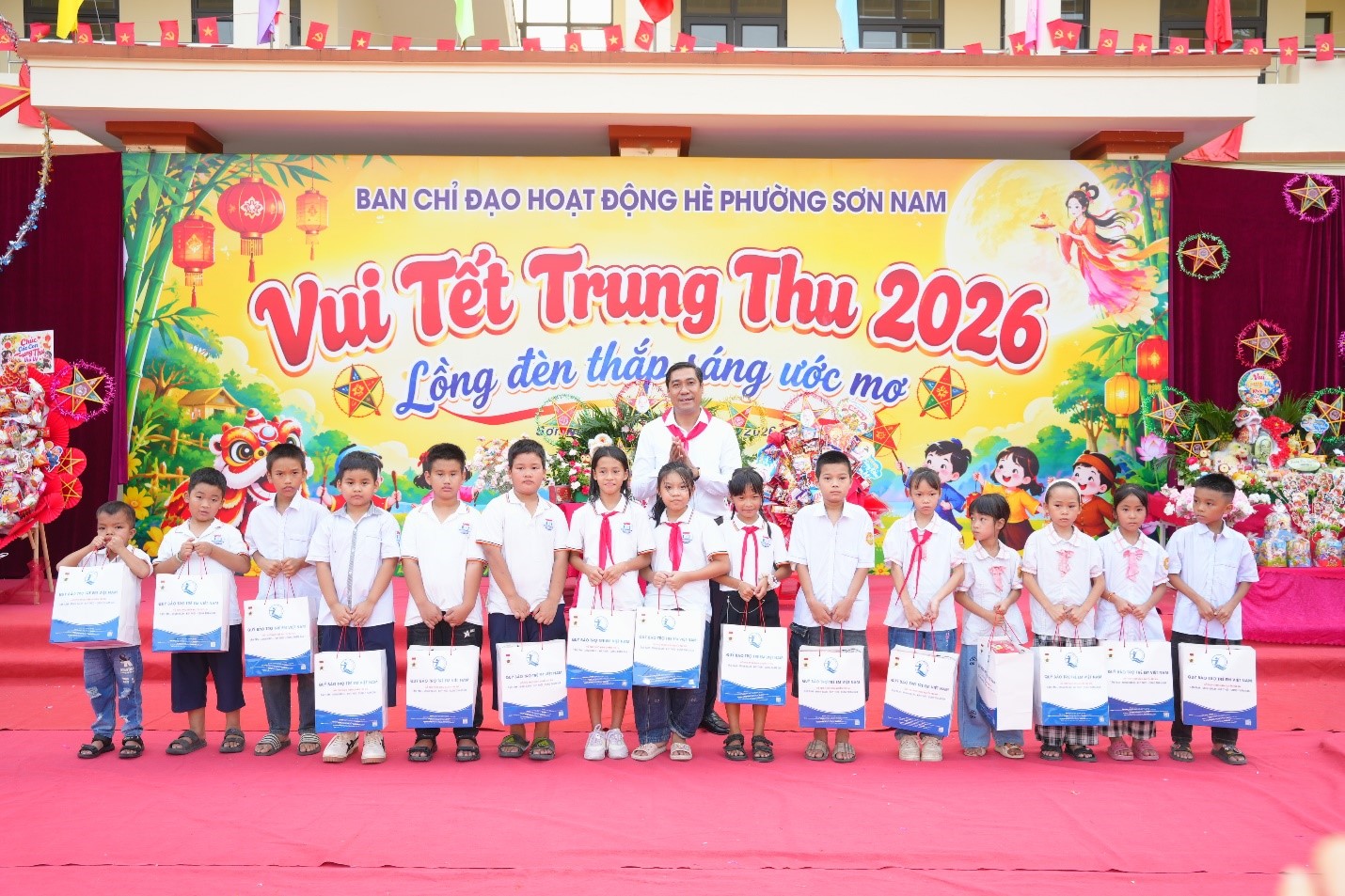 Rộn ràng chương trình “Vui Tết Trung thu – Lồng đèn thắp sáng ước mơ” tại Trường Tiểu học Sơn Nam – Phân hiệu 2