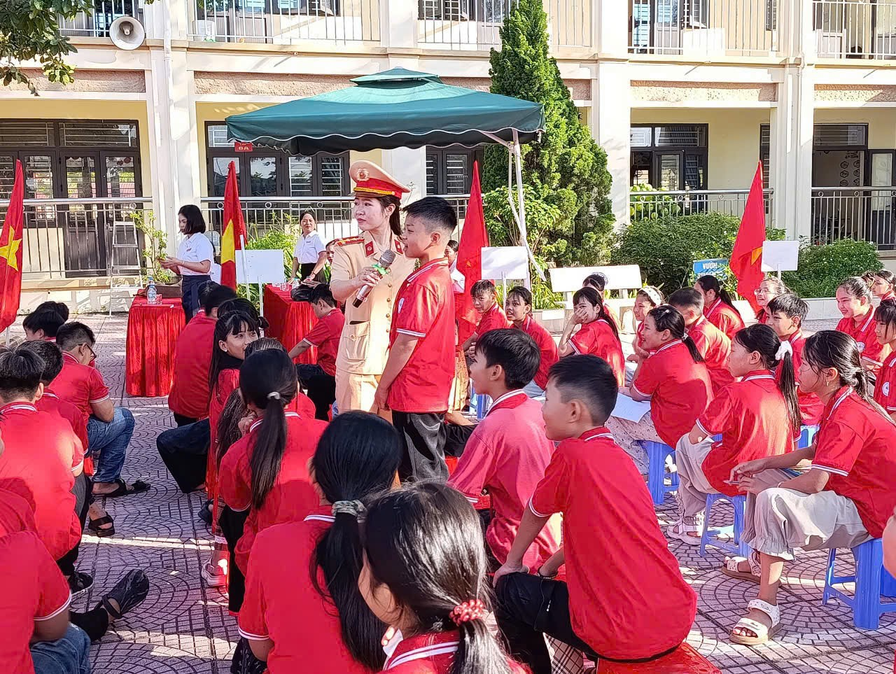 Tuyên truyền pháp luật về an toàn giao thông tại Trường THCS Sơn Nam - Phân hiệu 4