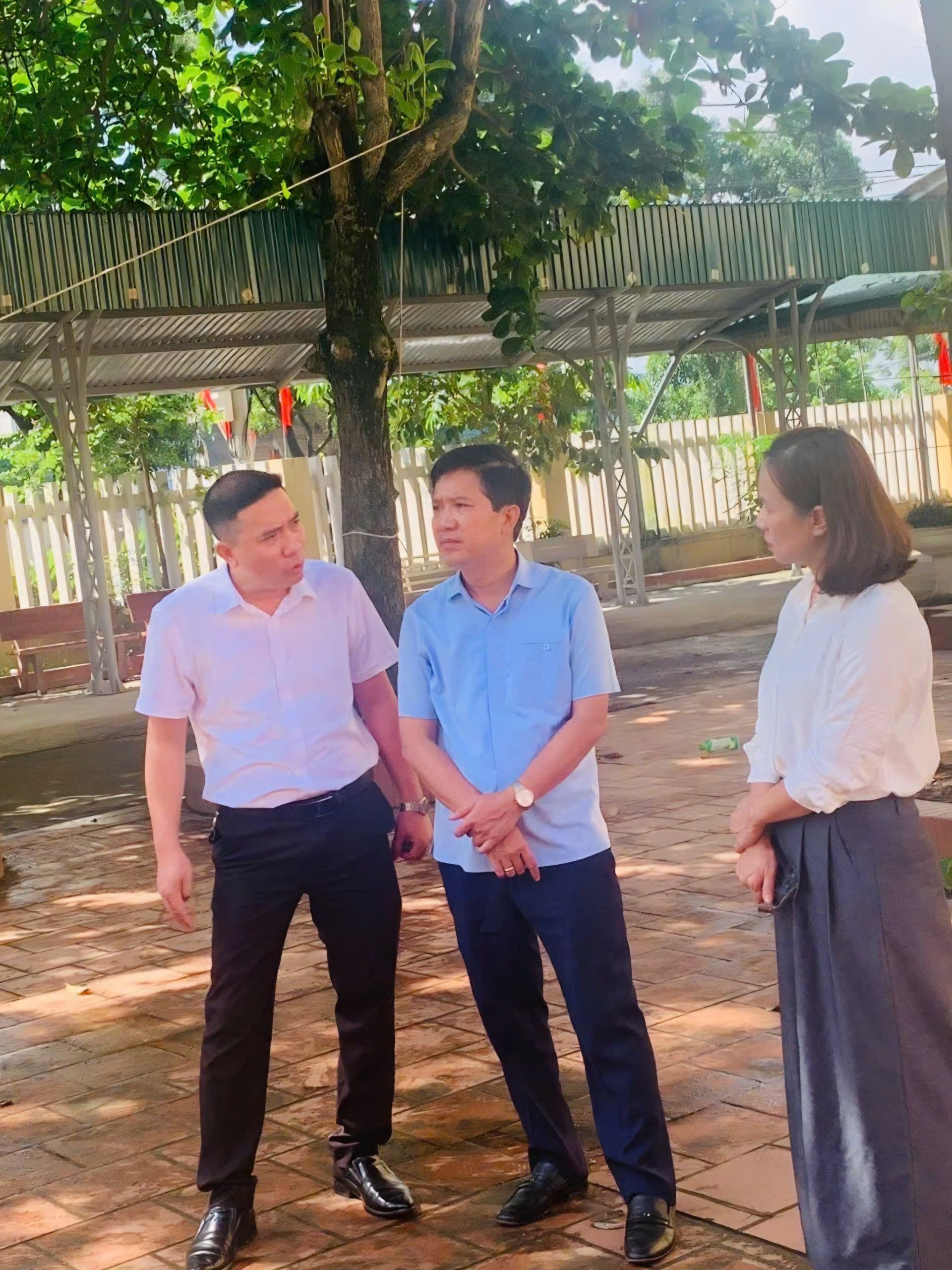 Đồng chí Dương Công Nhiệm – Phó Bí thư Đảng ủy, Chủ tịch UBND phường kiểm tra công tác chuẩn bị năm học mới tại các trường học