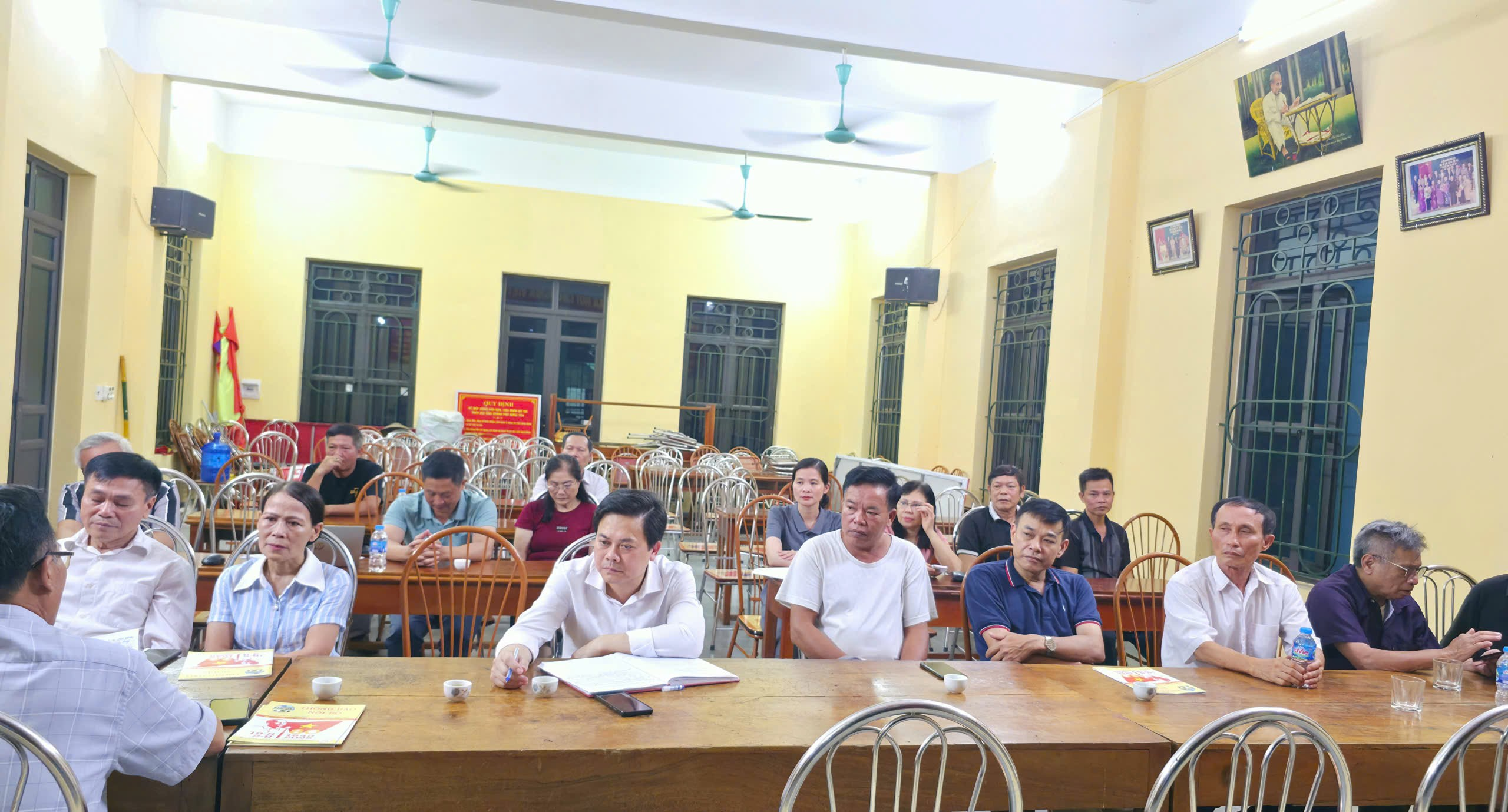 Đồng chí Nguyễn Minh Ngân – Phó Bí thư Thường trực Đảng ủy phường dự sinh hoạt Chi bộ Tổ dân phố Triều Tiên