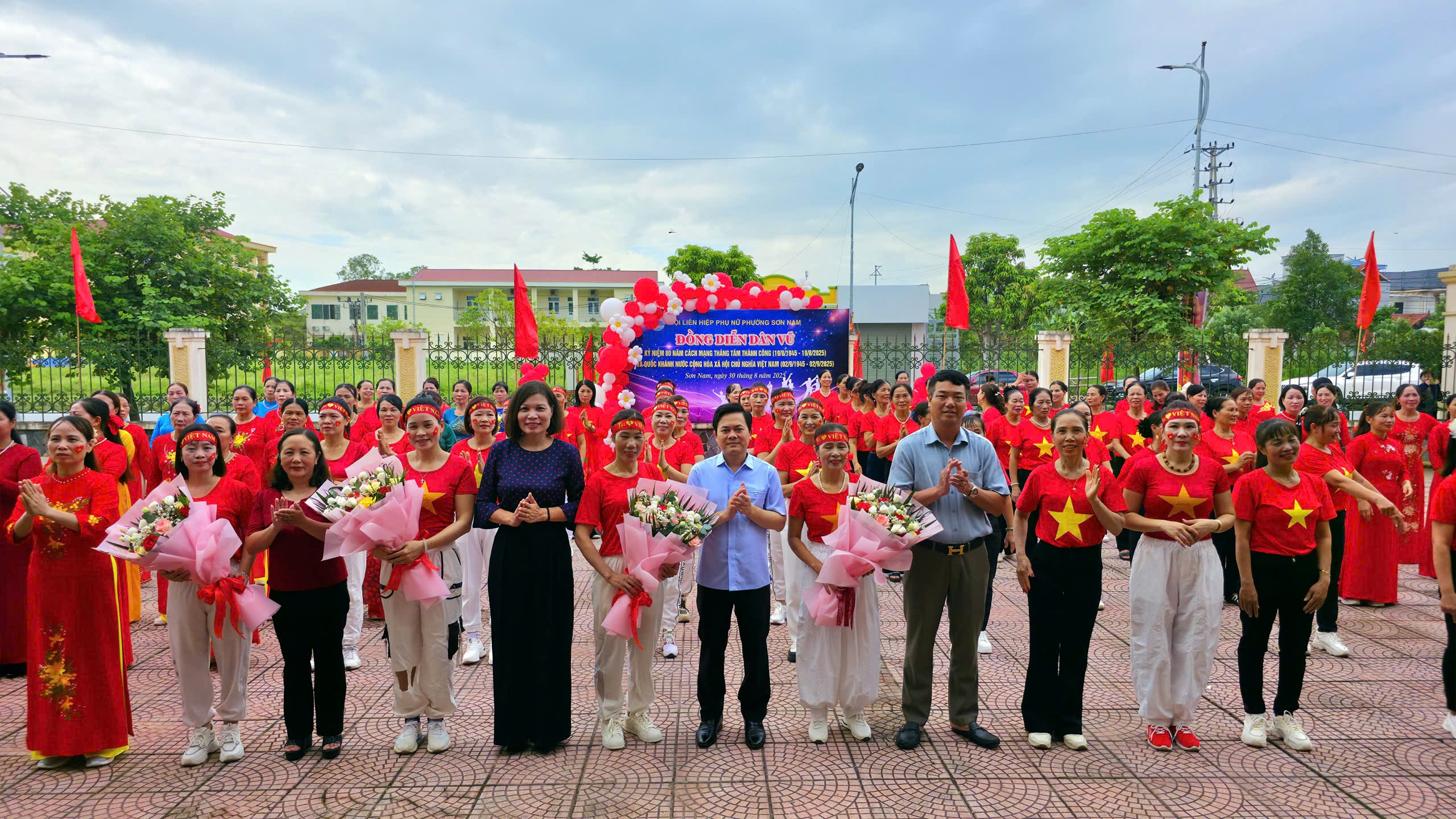 Hội Liên hiệp phụ nữ phường Sơn Nam  tổ chức đồng diễn dân vũ năm 2025