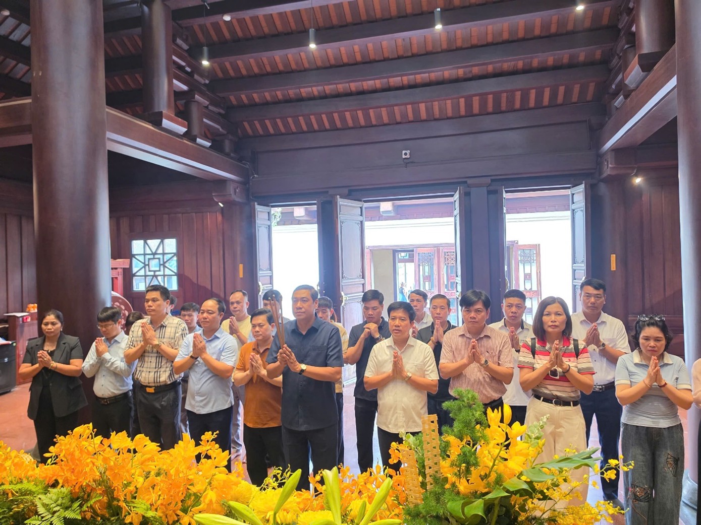 Hội đồng Nhân dân phường Sơn Nam tổ chức hành trình về nguồn, dâng hoa, dâng hương tri ân các anh hùng liệt sĩ tại Điện Biên.