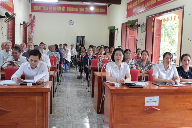 Đồng chí Nguyễn Minh Ngân, Phó Bí thư Thường trực Đảng ủy phường Sơn Nam dự sinh hoạt Chi bộ Tổ dân phố Xích Đằng