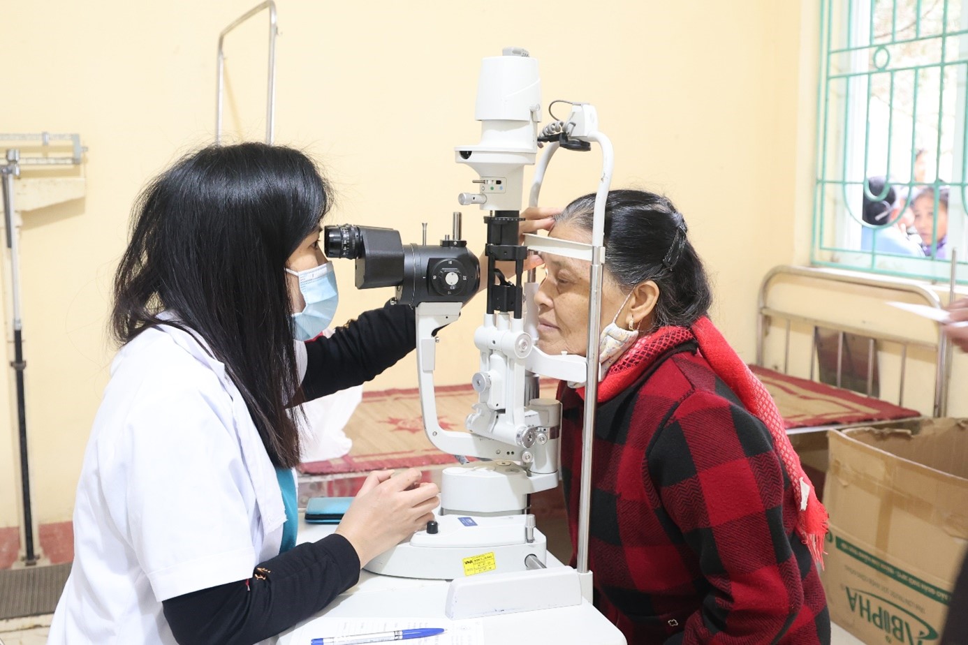 Trạm Y tế Hùng Cường, phường Sơn Nam tổ chức khám, tư vấn và sàng lọc các bệnh về mắt cho Nhân dân.