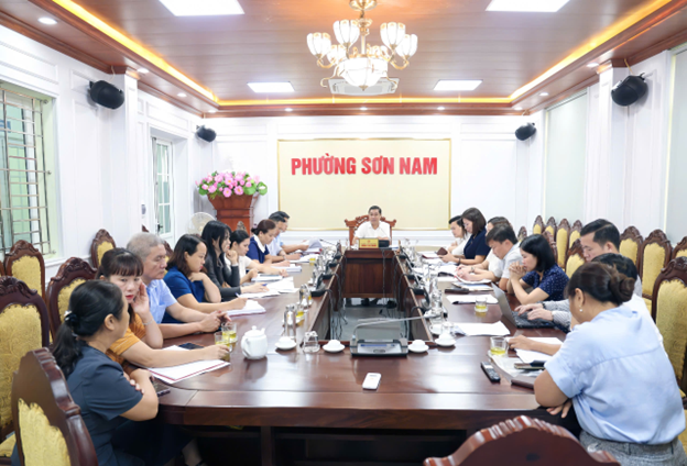 Đồng chí Lương Công Chanh – Bí thư Đảng ủy, Chủ tịch HĐND phường làm việc với Trạm Y tế phường Sơn Nam về công tác khám sức khỏe ban đầu cho người dân trên địa bàn