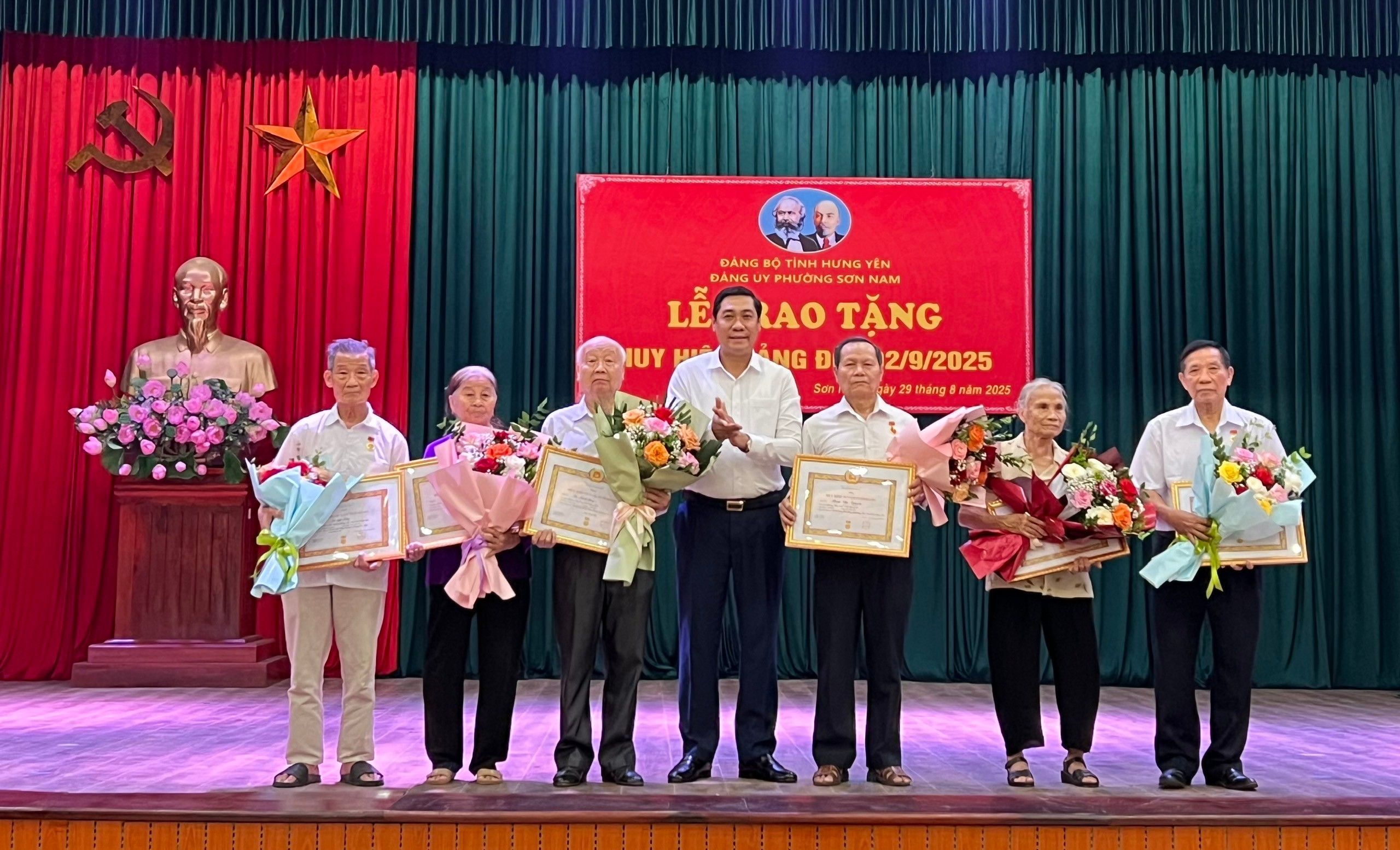 Trao huy hiệu Đảng đợt  2/9/2025 tại Đảng bộ phường Sơn Nam