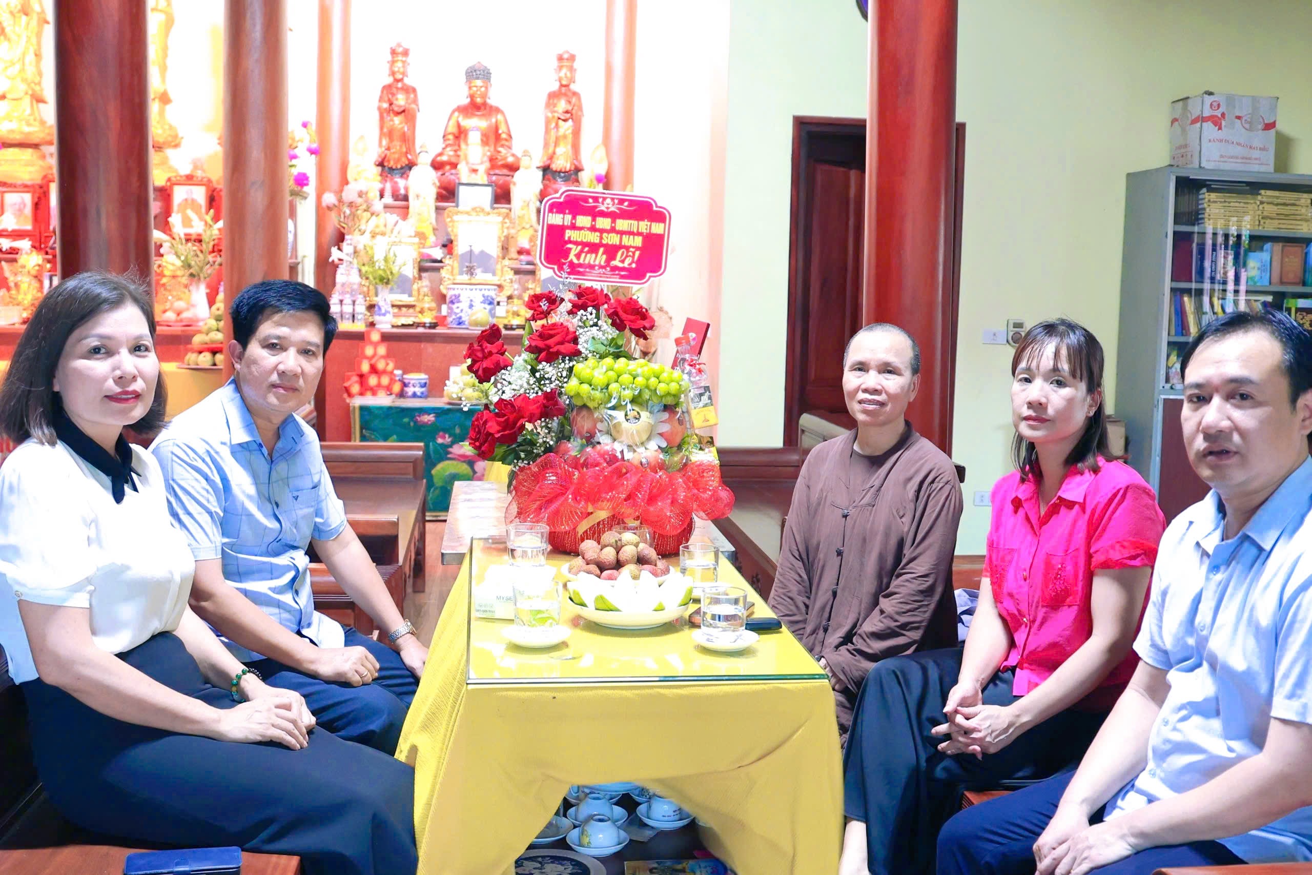 Lãnh đạo phường Sơn Nam thăm, chúc mừng Đại lễ Phật đản Phật lịch 2570 – Dương lịch 2026 tại chùa Hoàng Bà