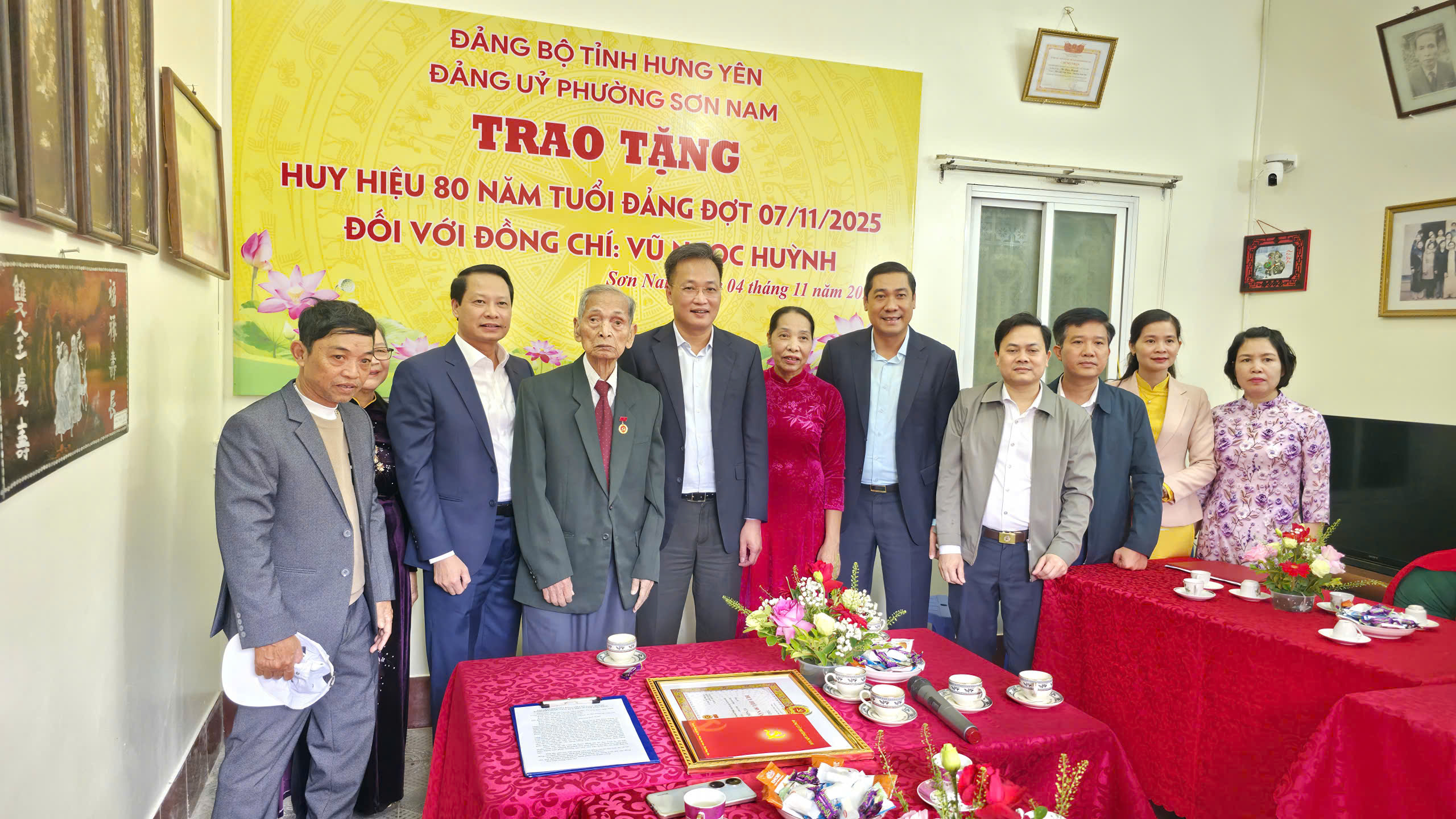 Đồng chí Nguyễn Hữu Nghĩa trao huy hiệu 80 năm tuổi đảng đợt 7/11 tại phường Sơn Nam