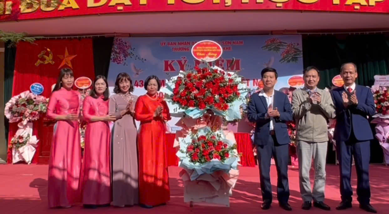 Đồng Chí Dương Công Nhiệm, Phó Bí thư Đảng uỷ- Chủ tịch UBND phường dự và chúc mừng ngày nhà giáo Việt Nam 20/11 tại trường TH&THCS Bảo Khê