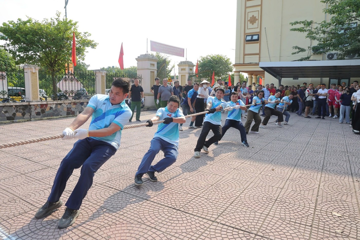 Sơn Nam: Sôi nổi giao lưu thi đấu bóng bàn, kéo co chào mừng 78 năm Ngày truyền thống ngành Kiểm tra Đảng