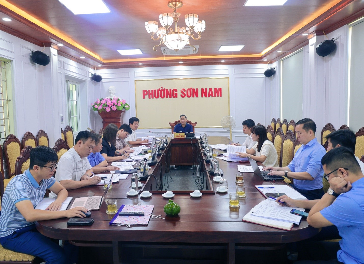 Đồng chí Lương Công Chanh, Bí thư Đảng ủy, Chủ tịch HĐND phường làm việc với UBND phường về thực hiện nhiệm vụ trọng tâm