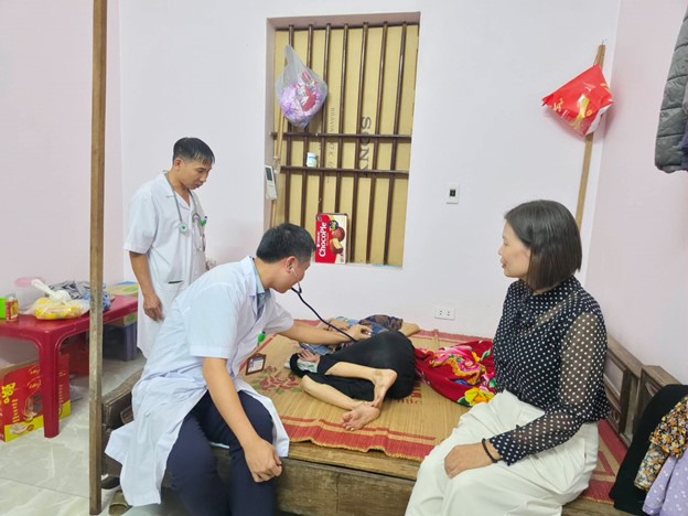 Sơn Nam: Đưa khám sức khỏe định kỳ đến tận nhà người dân khó khăn trong đi lại